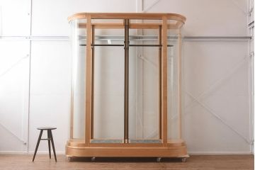 中古品　カバ材　特大サイズ　吊りタイプ　アクセントがおしゃれな日本製のガラスケース(ショーケース、陳列棚)(R-042149)